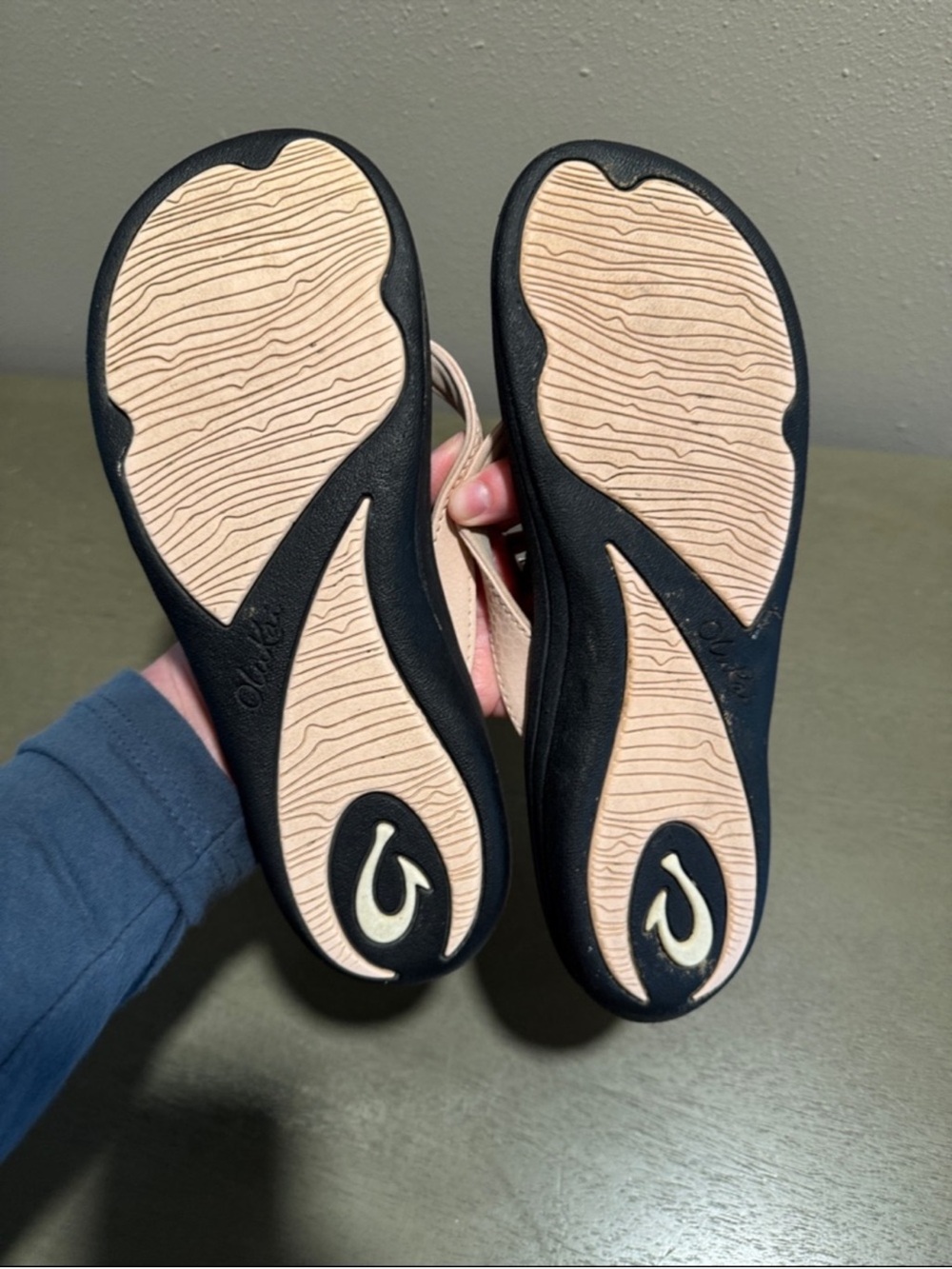 OluKai Women's Pink and Black Leather Thong Sandals 9 - Picture 4 of 9